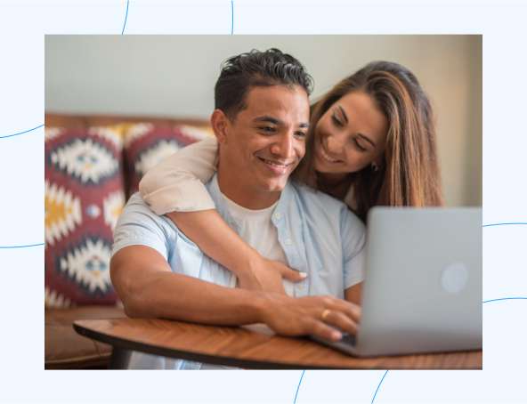 Casal usando notebook